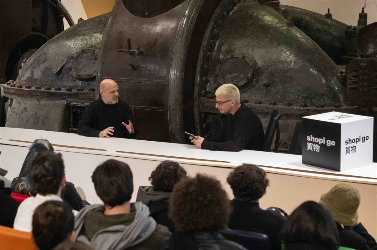 Hussein Chalayan, İstanbul Bilgi Üniversitesi\'nde moda endüstrisi hakkında konuştu