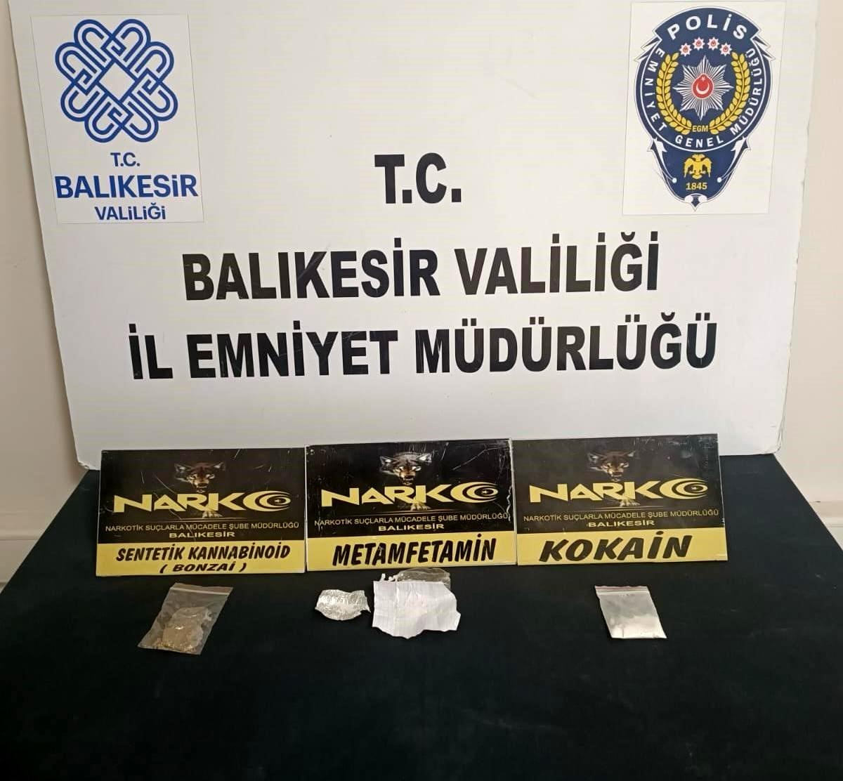 Balıkesir\'de Motosikletli Polisler Şüpheliyi Ararken Uyuşturucu Madde Ele Geçirdi
