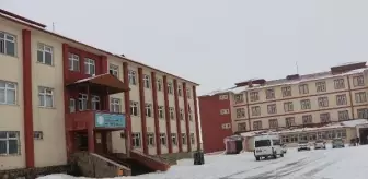 Müdür, okulun eksik gördüğü işleri kendi imkanlarıyla tamamlıyor