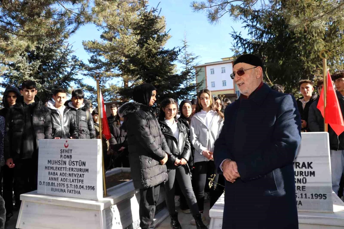 Erzurum\'da lise öğrencileri şehitliği ziyaret ederek dua etti