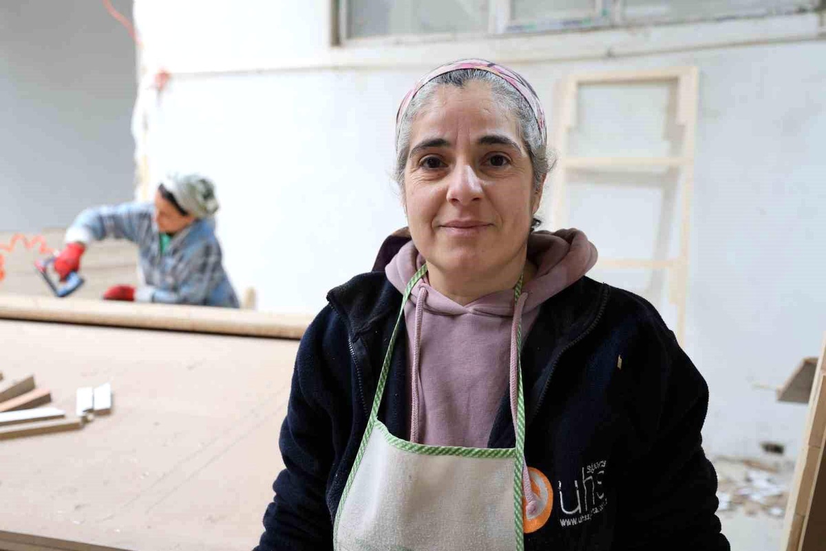 Elazığ\'da Mobilya Fabrikasında Çalışan Kadın Ustaların Başarısı