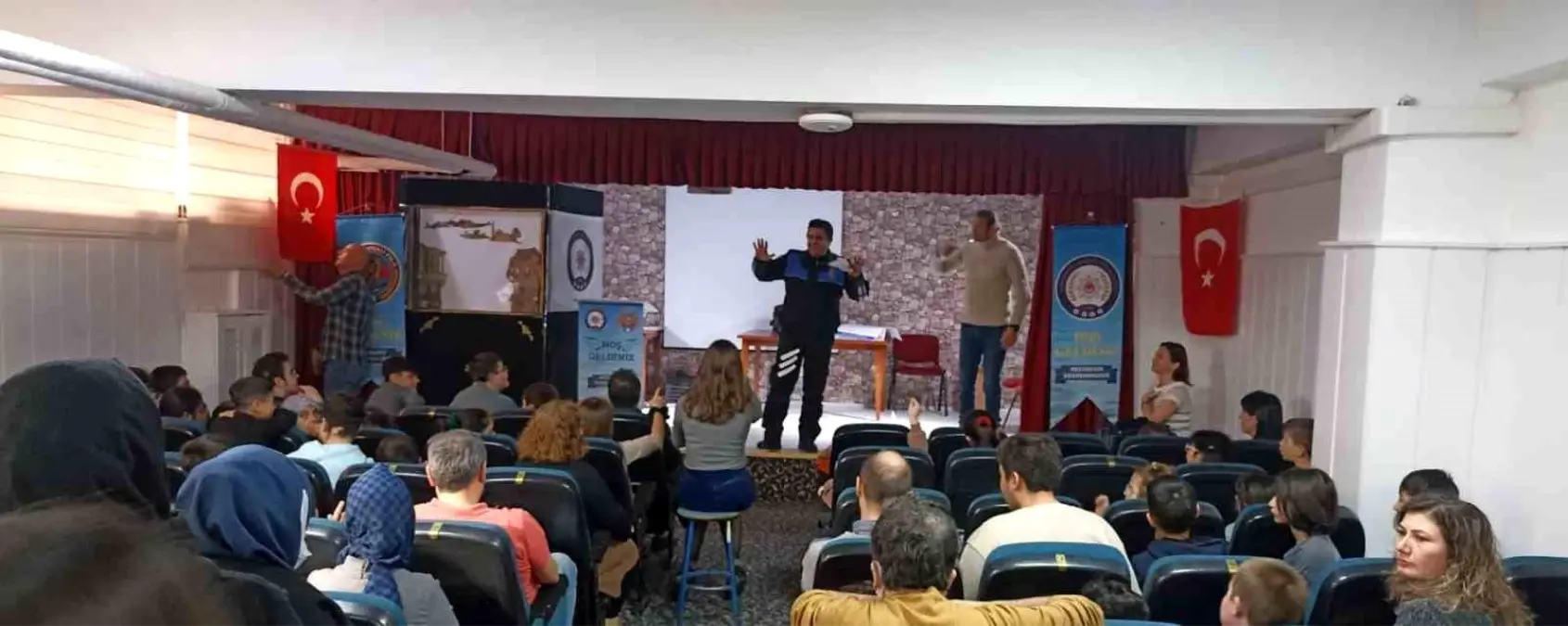 Eskişehir'de Polis Ekipleri Okul Ziyaretinde Gölge Oyunu Sergiledi