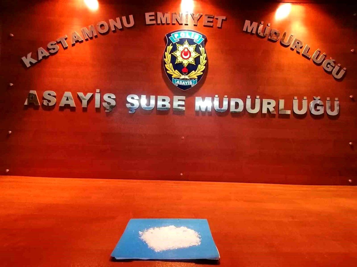 Kastamonu\'da polis ekipleri tarafından yakalanan araçta uyuşturucu ele geçirildi