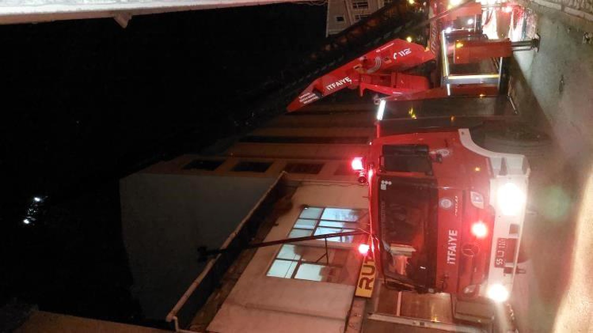 Samsun\'da Sanayi Sitesindeki Mefruşat Mağazasının Çatısında Yangın Çıktı