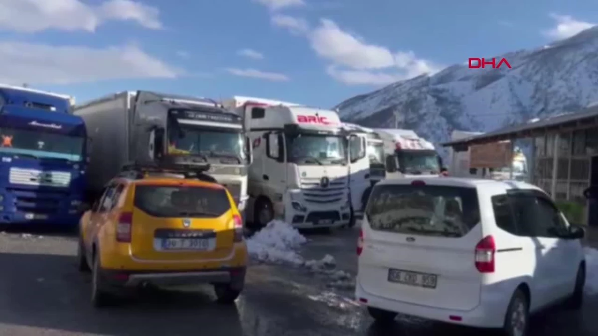 Şırnak kara yolu kar ve çığ nedeniyle trafiğe kapatıldı