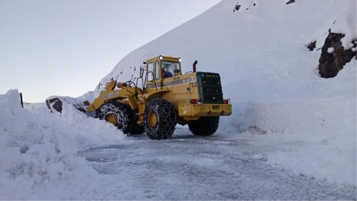 Şırnak kara yolu kar ve çığ nedeniyle trafiğe kapatıldı