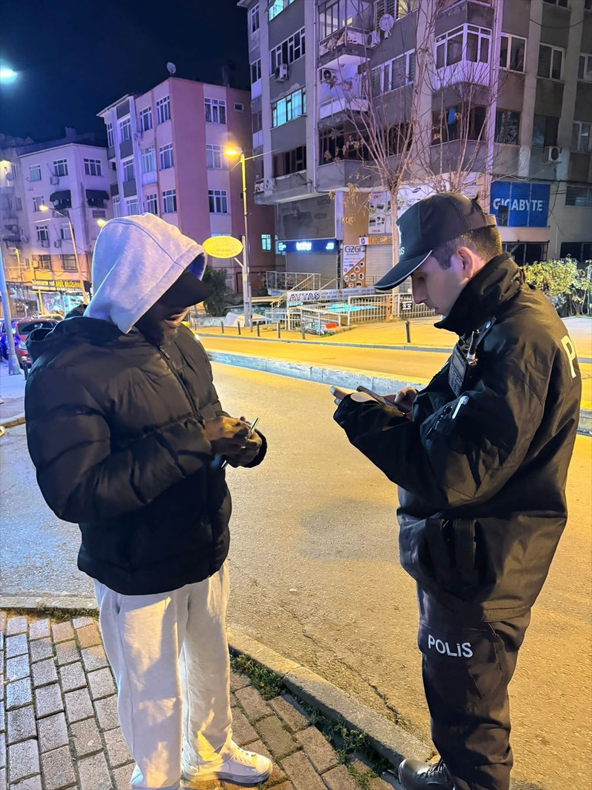 Şişli\'de Dar Alan Uygulamasında Zanlılar Yakalandı, Uyuşturucu Ele Geçirildi
