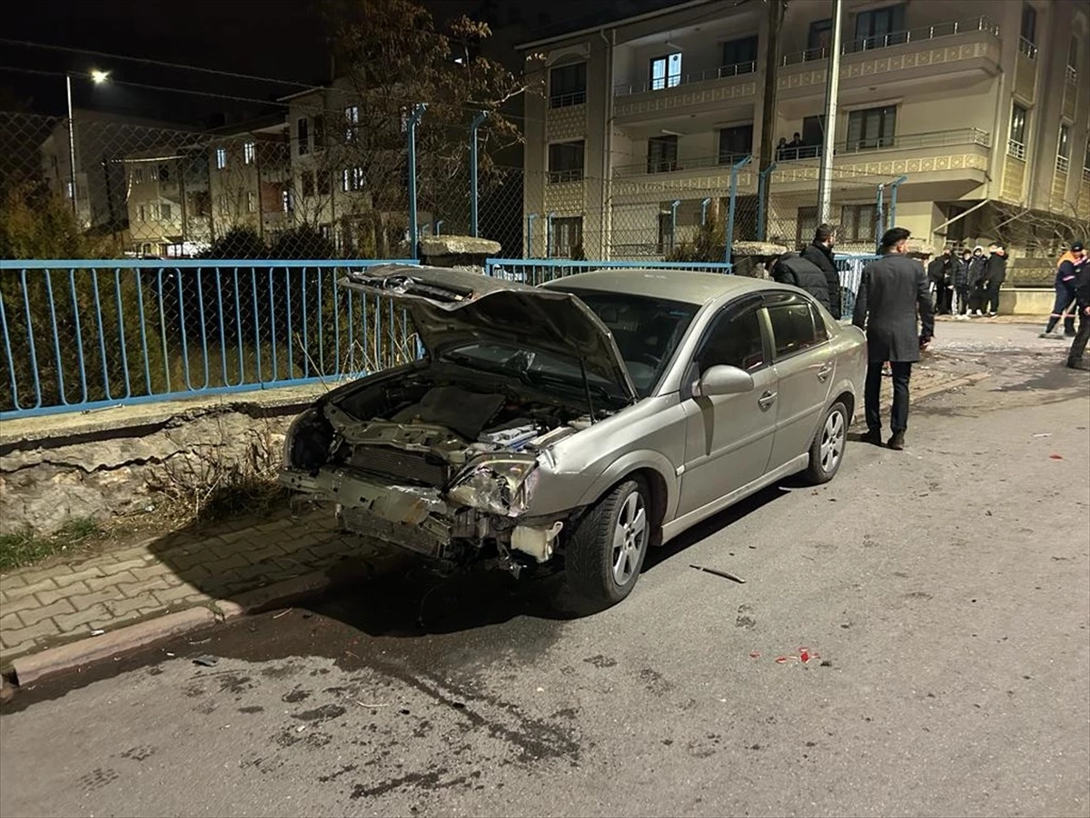 Sivas\'ta iki otomobilin çarpışması sonucu 5 kişi yaralandı