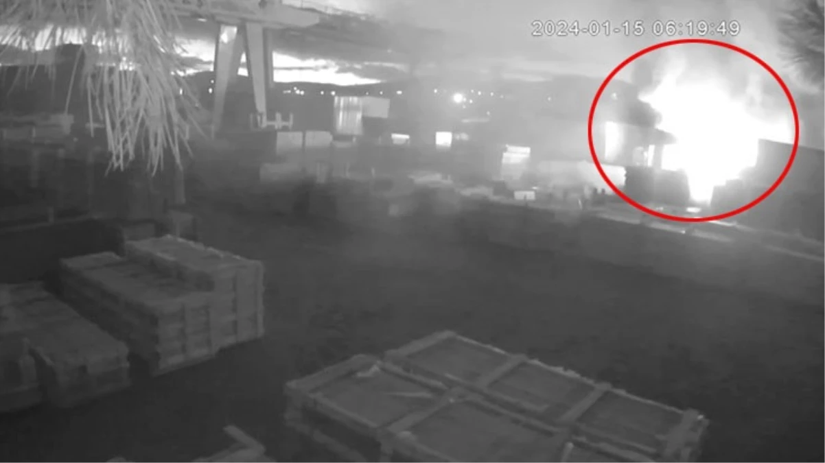 Sultanbeyli\'de 3 işçinin hayatını kaybettiği yangının çıktığı anlar güvenlik kamerasına yansıdı