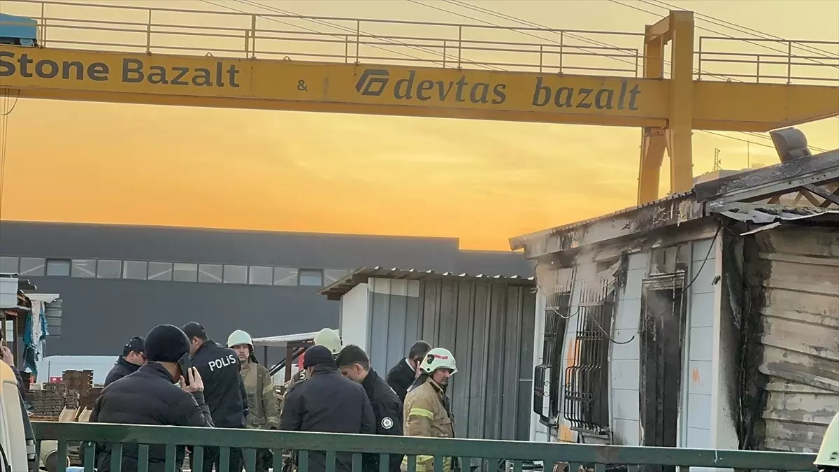 İstanbul Sultanbeyli\'de çıkan yangında 3 kişi hayatını kaybetti