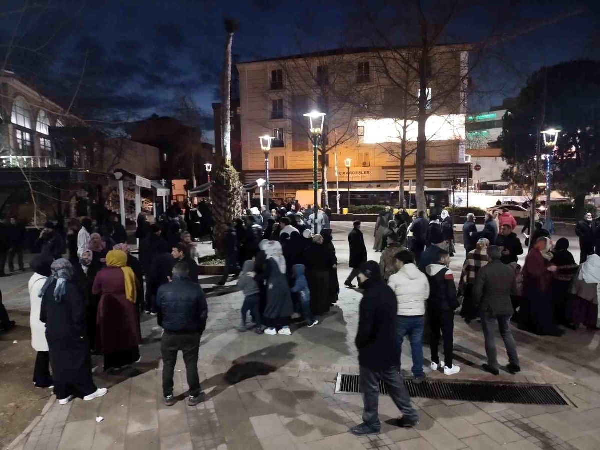 Sultanbeyli\'de evlenme teklifini reddettiği şahıs tarafından öldürülen genç kız toprağa verildi