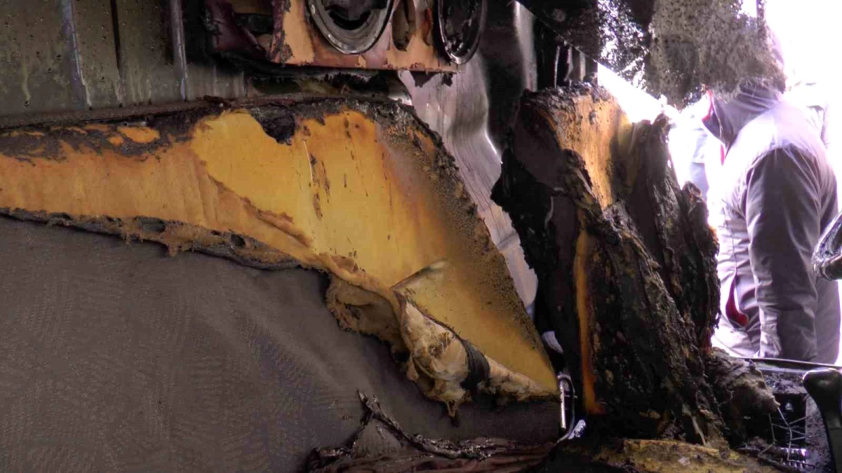 Kayseri\'de Minibüs Yangını: Esnaf Komşusunun Aracına Yapılan Akü Takviyesi Sonucu Yangın Çıktı