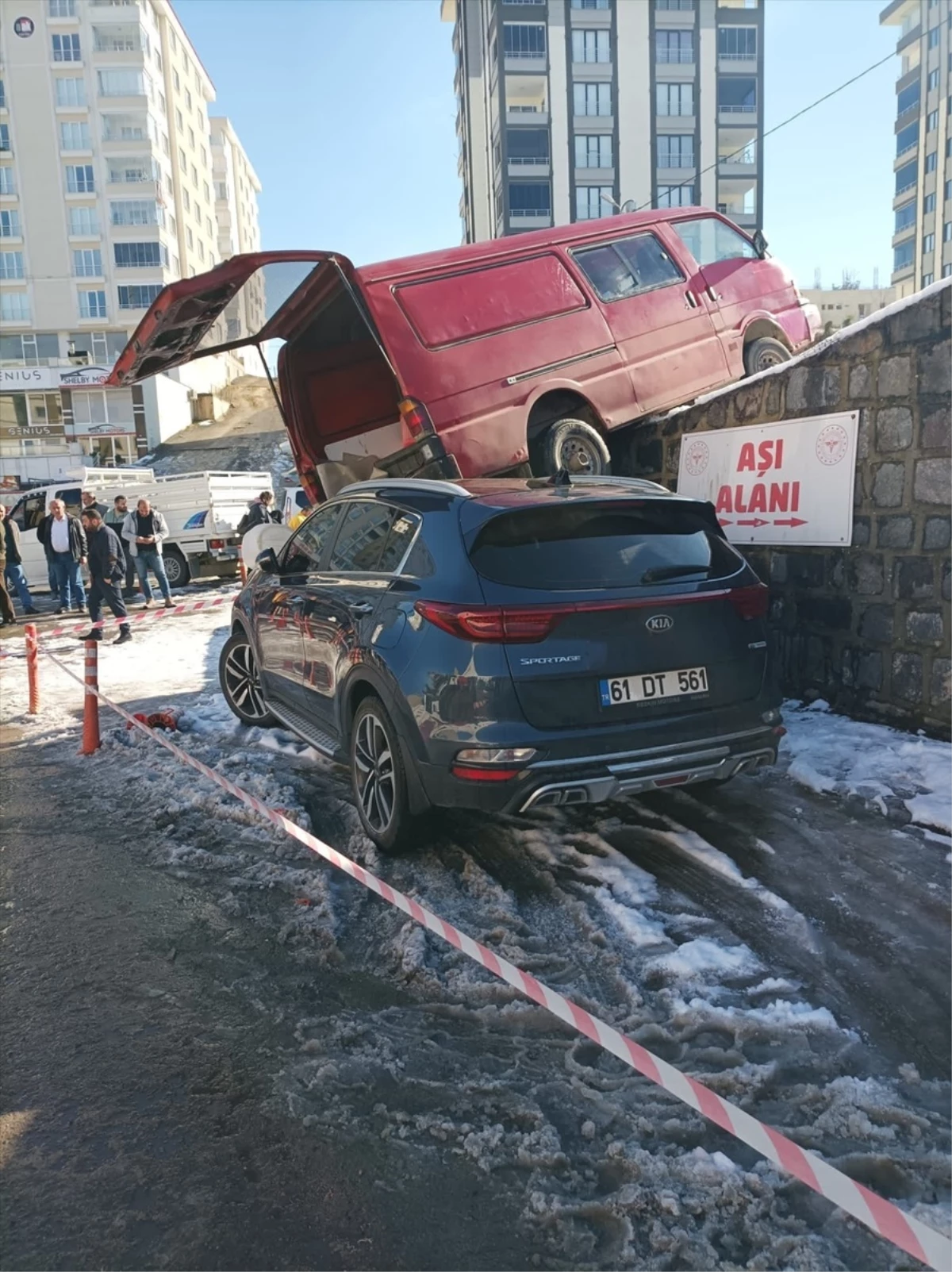 Trabzon\'da minibüs otomobilin üzerine düştü