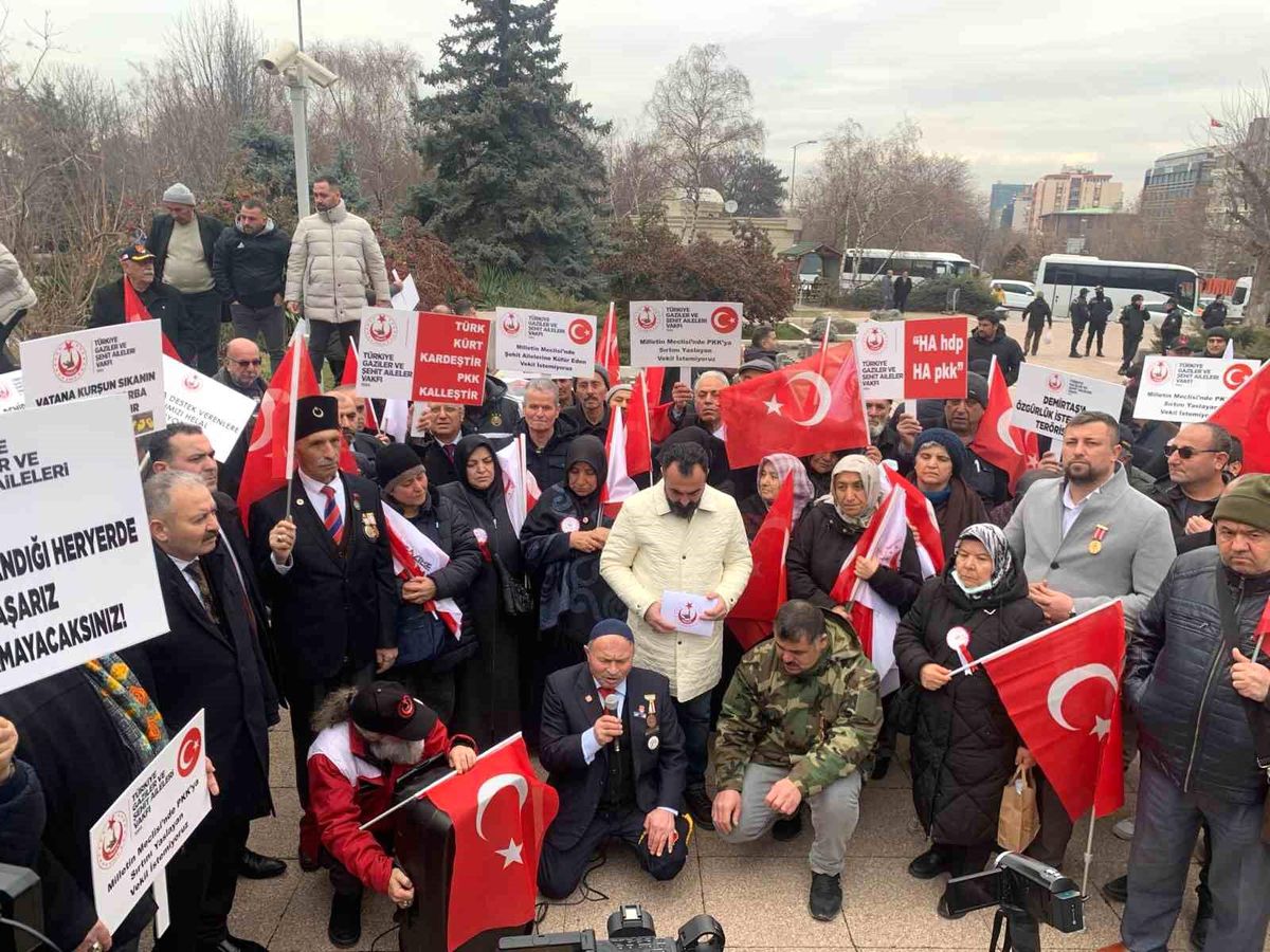 TÜGŞAV üyeleri TBMM önünde DEM Parti\'nin kapatılması için eylem yaptı