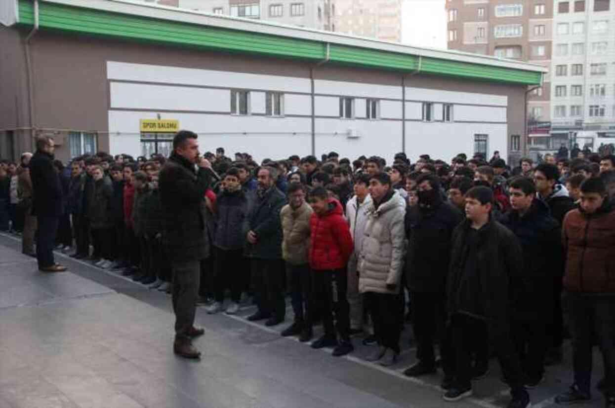 Türkiye'de tüm okullarda şehitlerimiz için 1 dakikalık saygı duruşunda bulunuldu