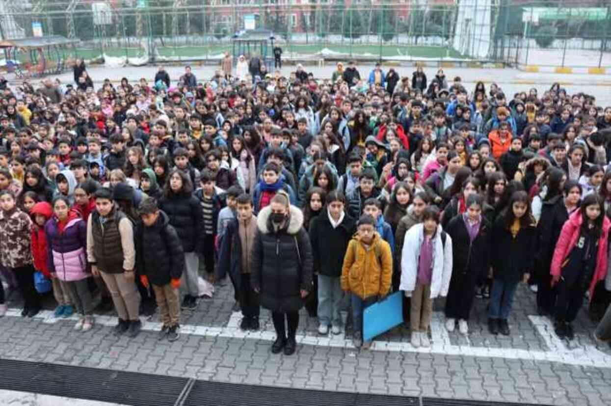 Türkiye'de tüm okullarda şehitlerimiz için 1 dakikalık saygı duruşunda bulunuldu