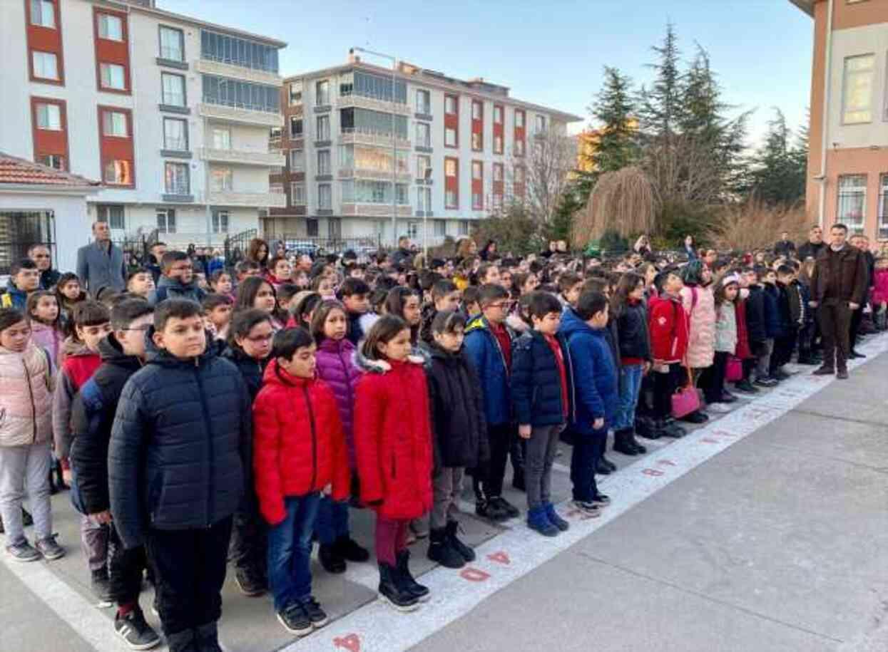 Türkiye'de tüm okullarda şehitlerimiz için 1 dakikalık saygı duruşunda bulunuldu