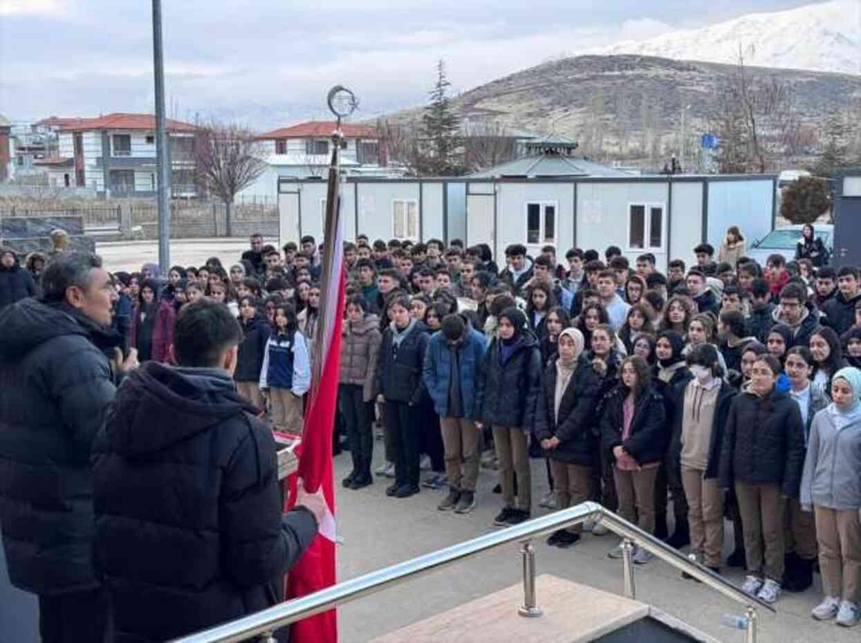 Türkiye'de tüm okullarda şehitlerimiz için 1 dakikalık saygı duruşunda bulunuldu