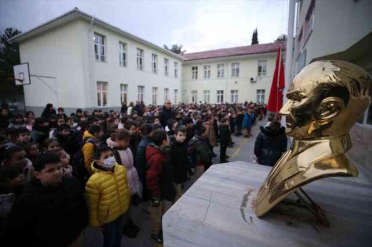 Türkiye'de tüm okullarda şehitlerimiz için 1 dakikalık saygı duruşunda bulunuldu