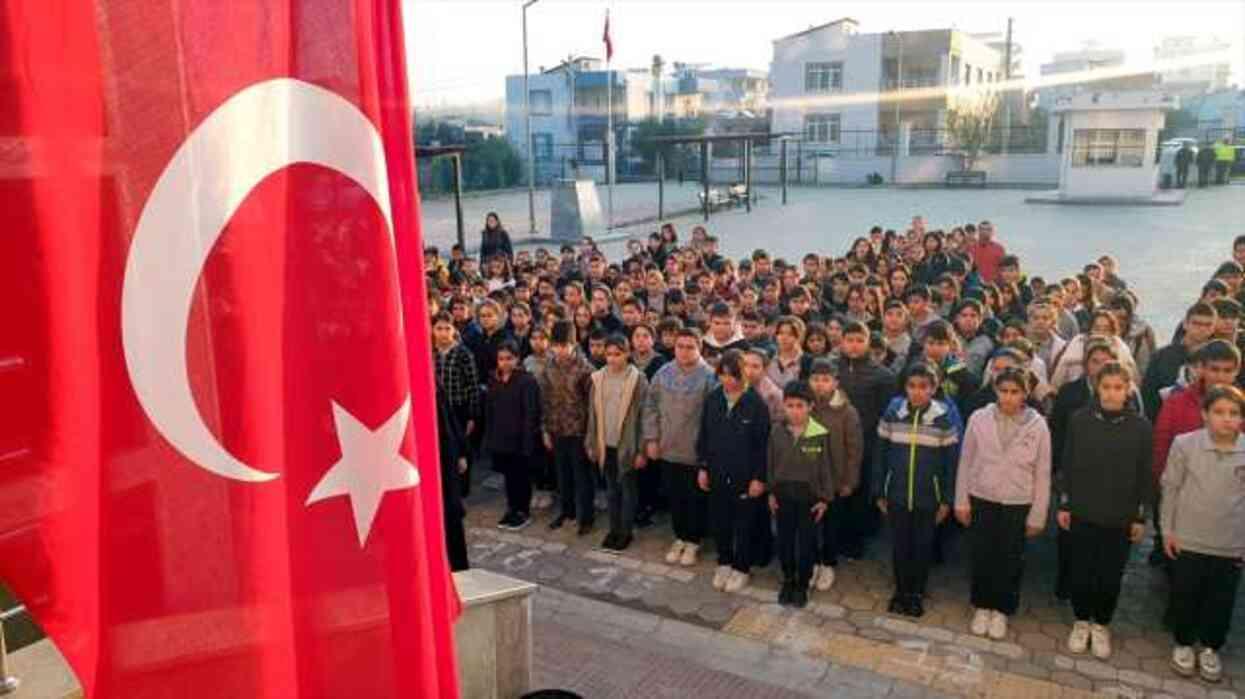 Türkiye'de tüm okullarda şehitlerimiz için 1 dakikalık saygı duruşunda bulunuldu