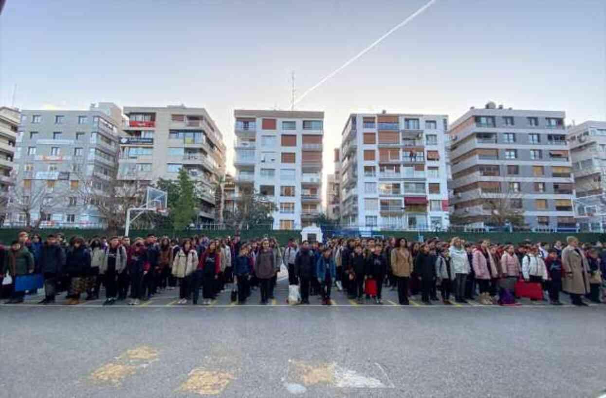 Türkiye'de tüm okullarda şehitlerimiz için 1 dakikalık saygı duruşunda bulunuldu