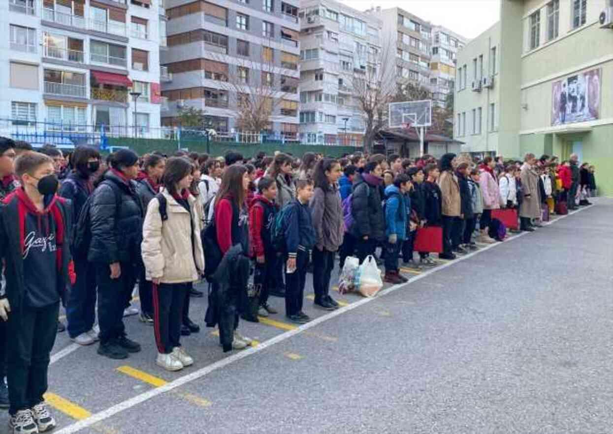 Türkiye'de tüm okullarda şehitlerimiz için 1 dakikalık saygı duruşunda bulunuldu