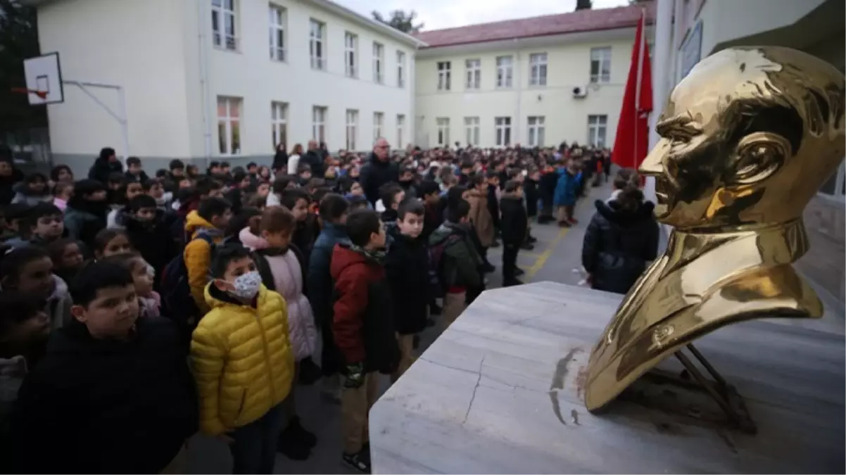 Türkiye'de tüm okullarda şehitlerimiz için 1 dakikalık saygı duruşunda bulunuldu