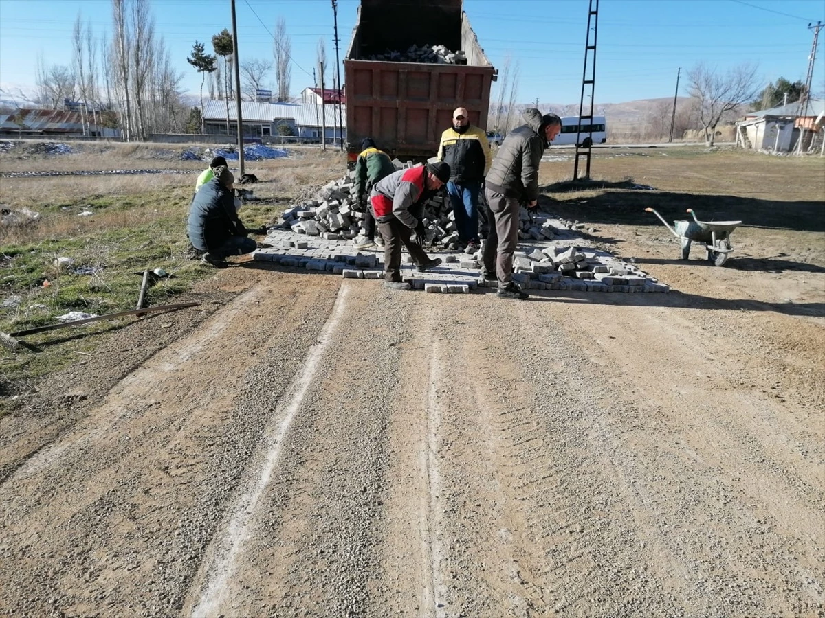 Sivas Ulaş\'ta Kilit Parke Taşı Döşeme Çalışmaları Devam Ediyor