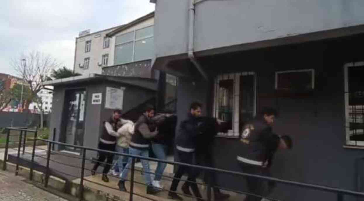 Ümraniye'de bankadan çekilen parayı gasp eden 4 şahıs tutuklandı Ümraniye'de bankadan çekilen parayı gasp eden 4 şahıs tutuklandı
