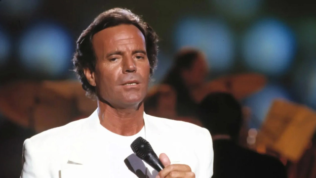 Ünlü şarkıcı Julio Iglesias gözaltına alındı! Valizinden 42 kilo yiyecek çıktı