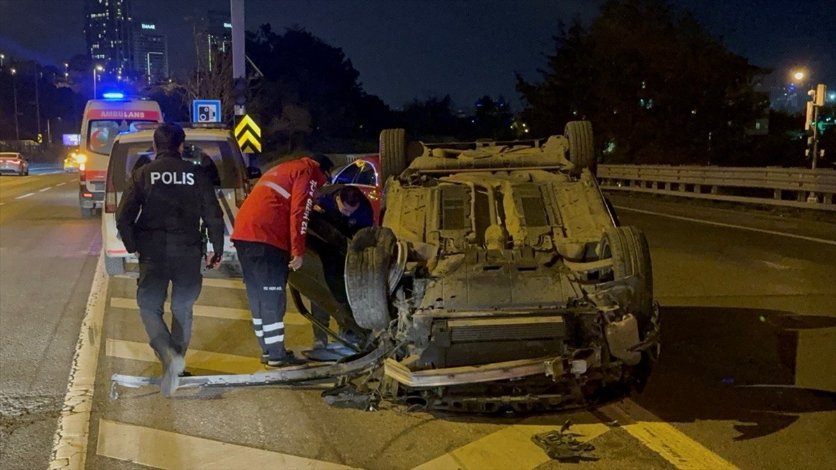 Üsküdar\'da Otomobil Çarpışması: 4 Yaralı