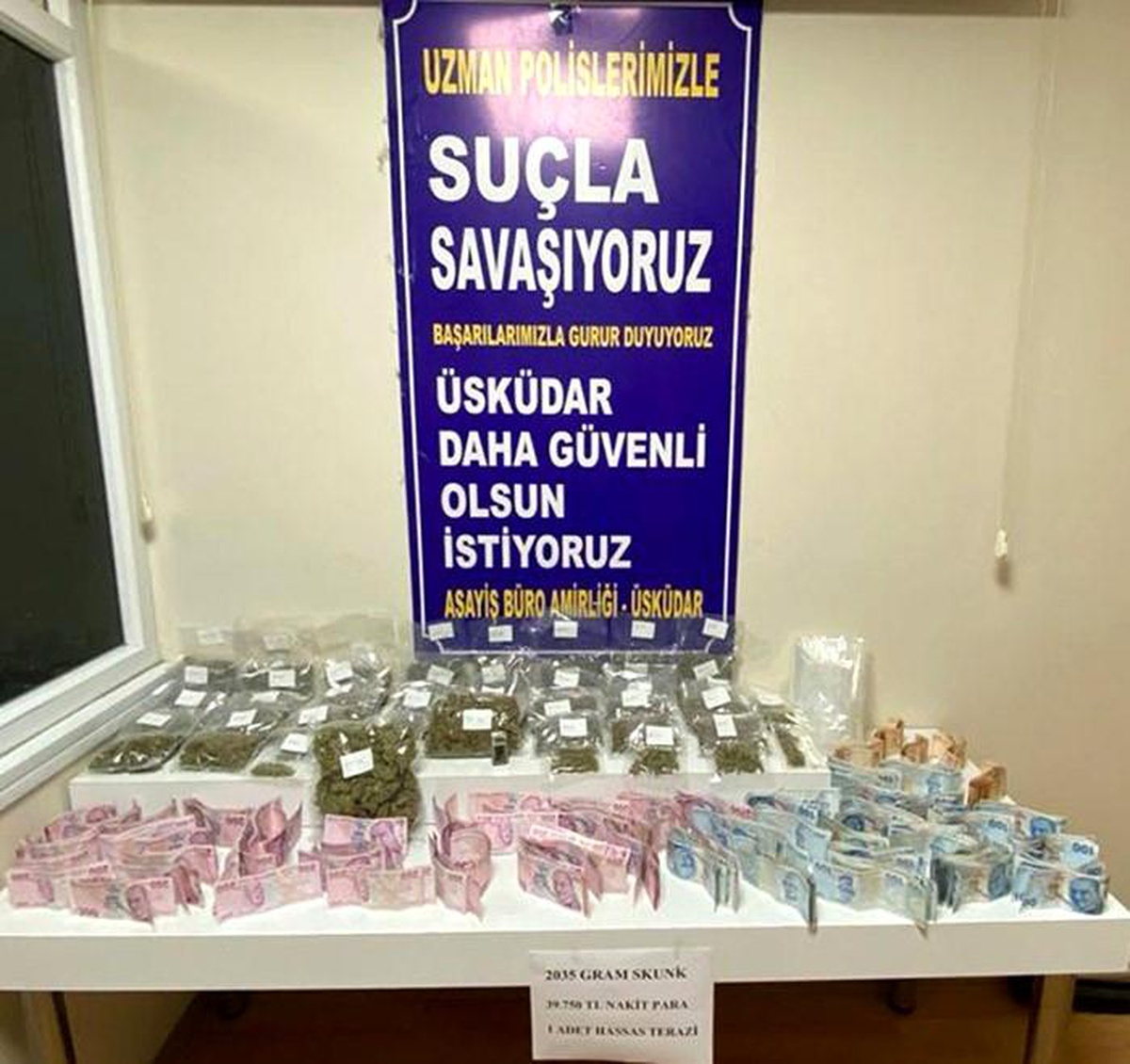 Üsküdar\'da Uyuşturucu Operasyonu: 2 Kilo Skunk Ele Geçirildi