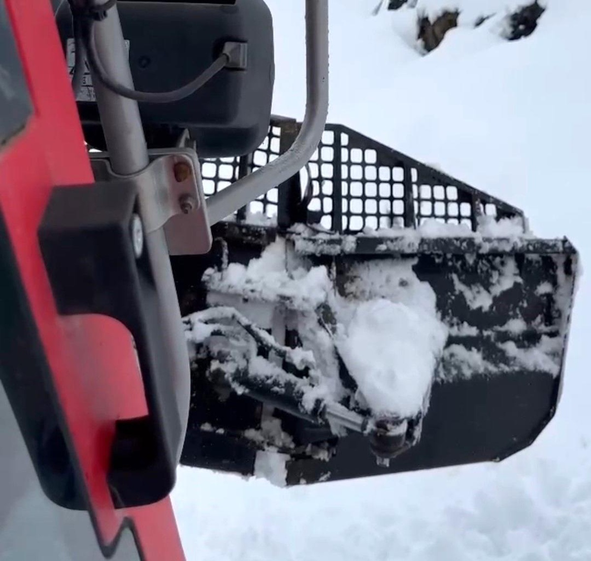 Van\'ın Bahçesaray ilçesinde snowtrack ambulansla hastaya ulaşıldı
