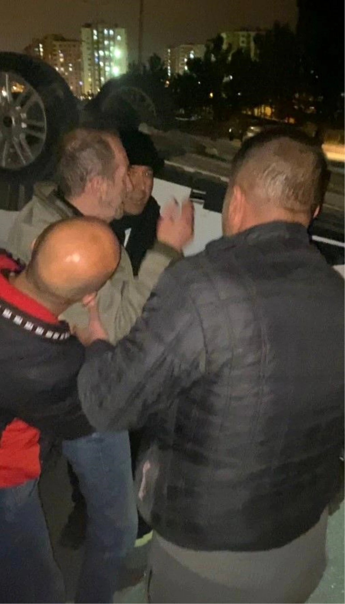Kayseri\'de takla atan araçta vatandaşlar şoförü kurtardı