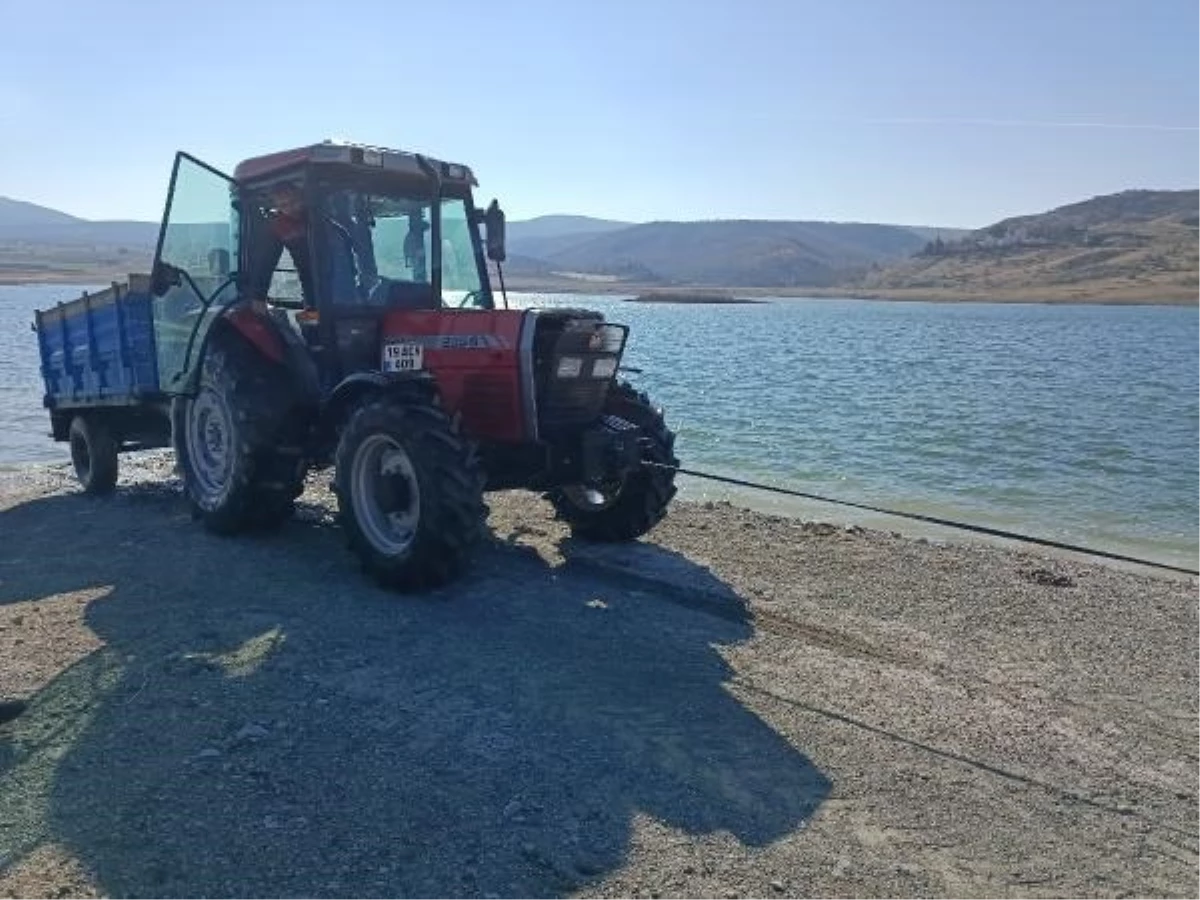 Çorum\'da Göle Sokulan Traktör Çekiciyle Kurtarıldı