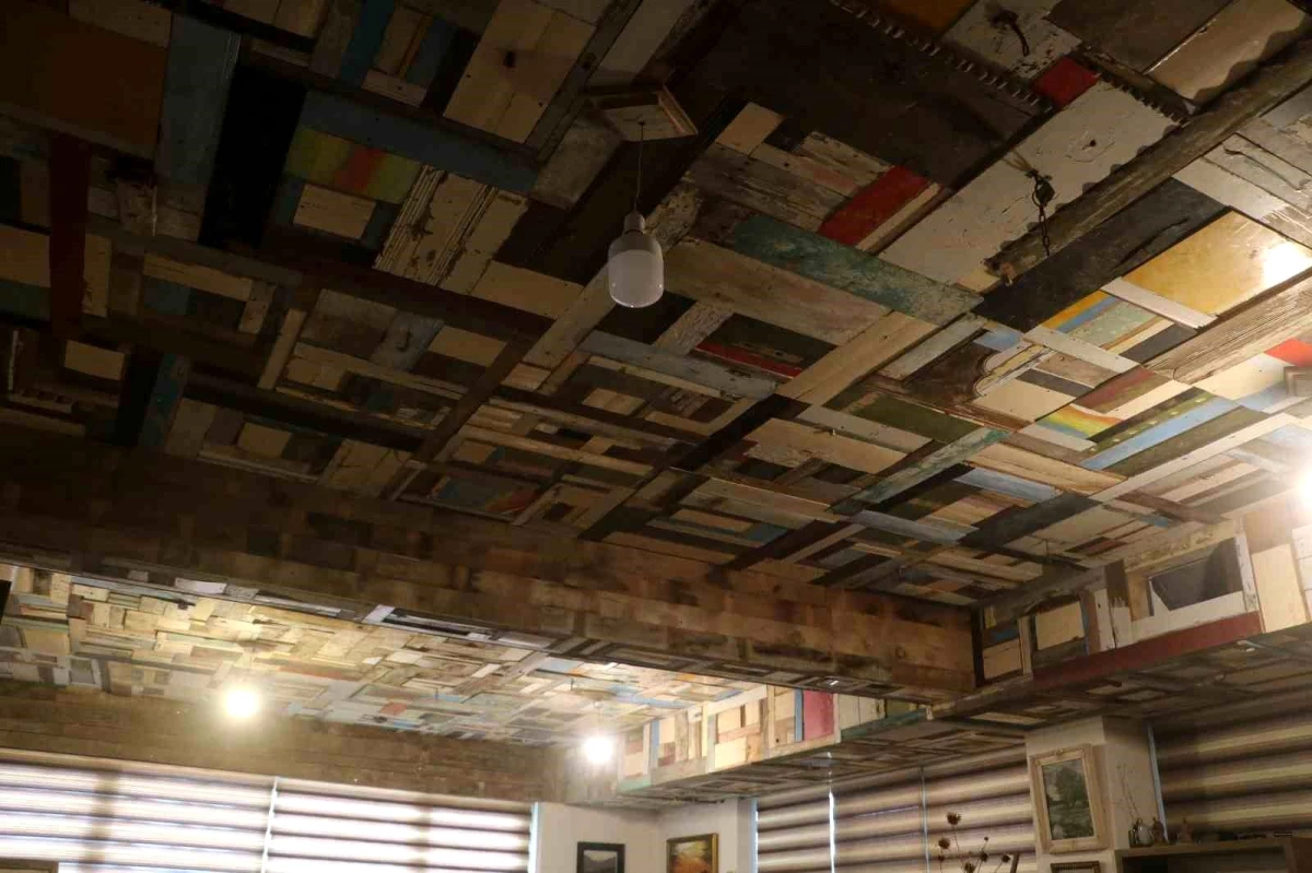Depremde yıkılan evlerin enkazından sanat eseri çıktı