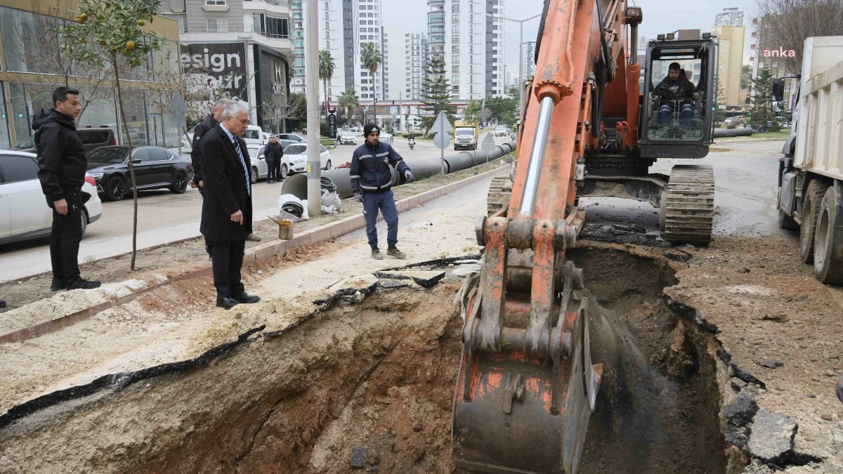 Adana Büyükşehir Belediyesi Hilmi Kürklü Bulvarı\'nda Su Hattı Yeniledi