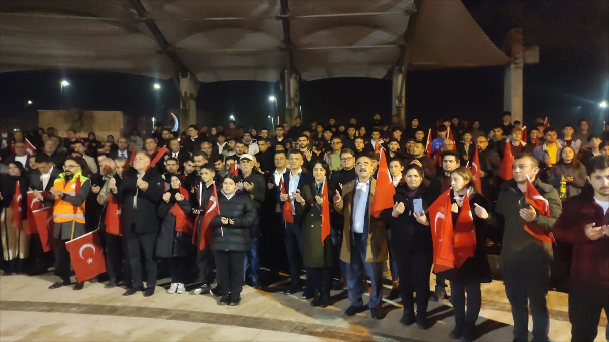 Adana\'da şehitler için "Bayrak Yürüyüşü" düzenlendi