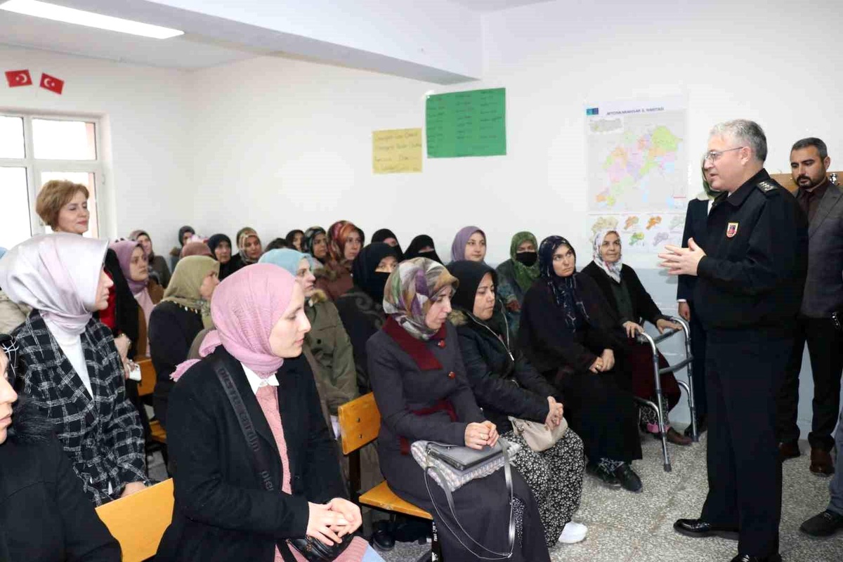 Afyonkarahisar Salar Çok Programlı Anadolu Lisesi\'nde velilere \'En İyi Narkotik Polisi Anne\' eğitimi verildi