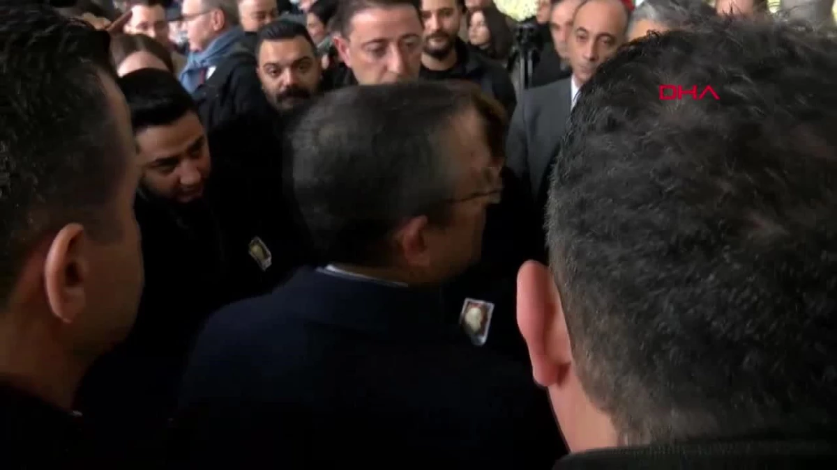 CHP Genel Başkanı Özgür Özel ve Kemal Kılıçdaroğlu, Semra Dinçer\'in annesinin cenaze törenine katıldı