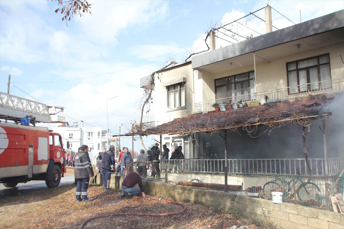 Antalya Serik\'te İki Katlı Evde Çıkan Yangın Söndürüldü