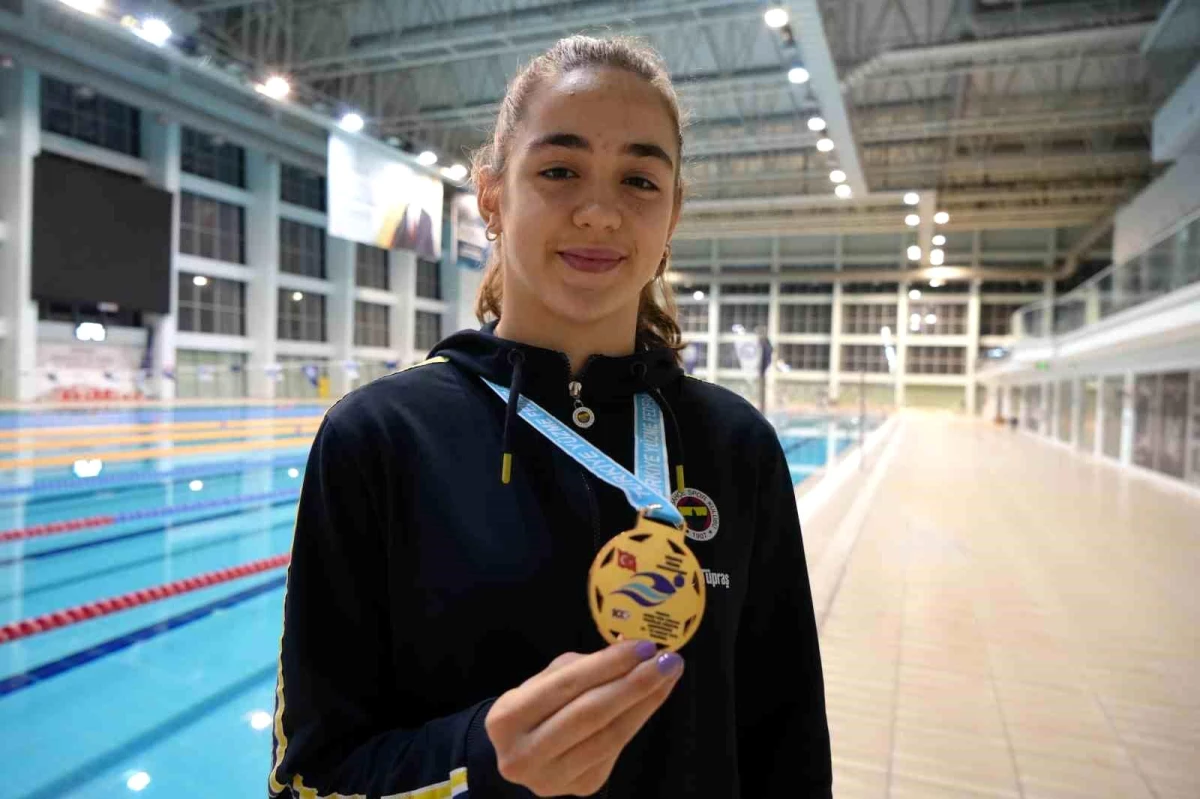 Edirne\'de Su Korkusunu Yenerek Türkiye Şampiyonu Olan Genç Yüzücü