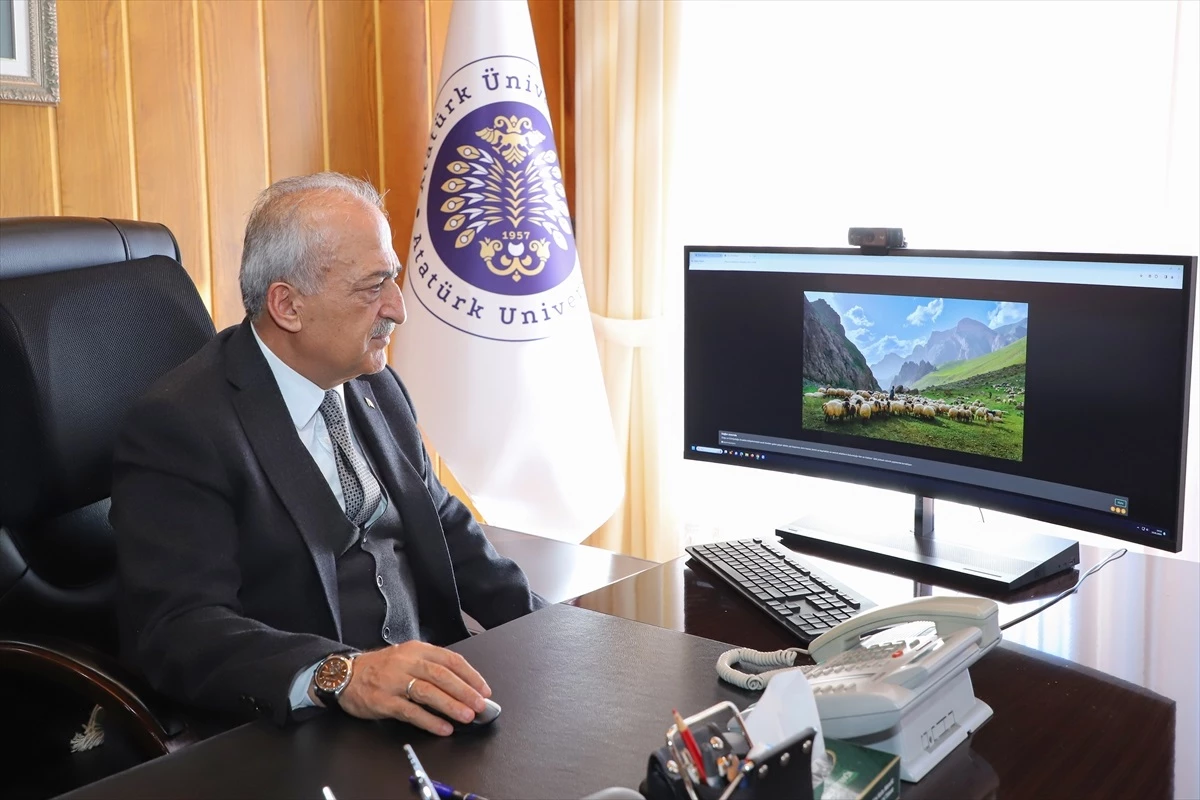Atatürk Üniversitesi Rektörü, AA\'nın 2023\'e damga vuran fotoğraflarını oyladı