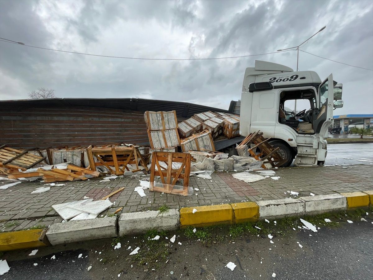 Nazilli\'de Devrilen Mermer Yüklü Tır Ulaşımda Aksamaya Neden Oldu
