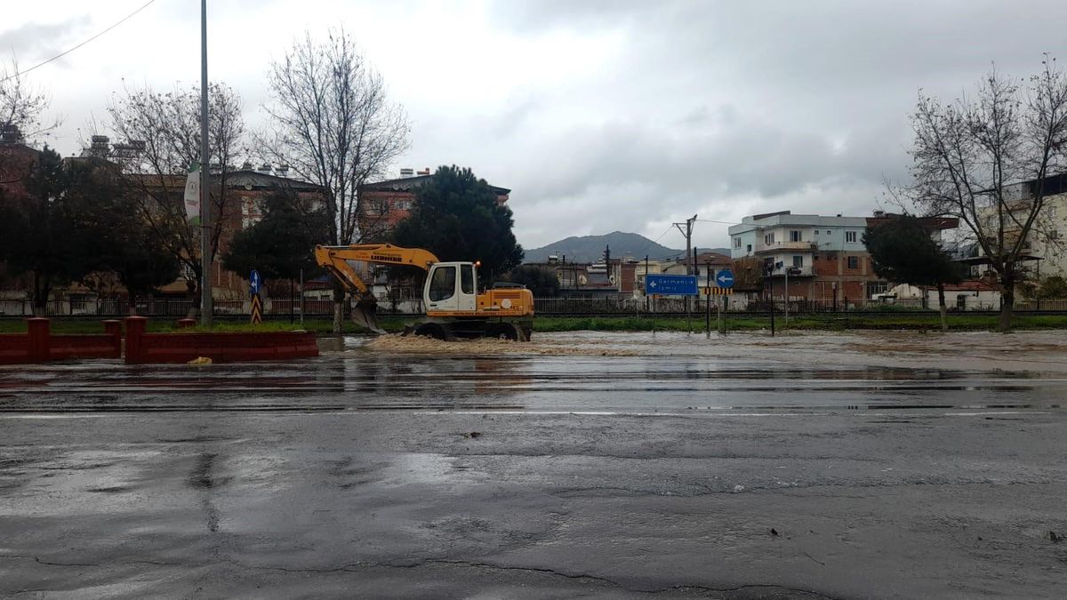 Aydın\'ın İncirliova ilçesinde sağanak yağışla birlikte karayolu sular altında kaldı