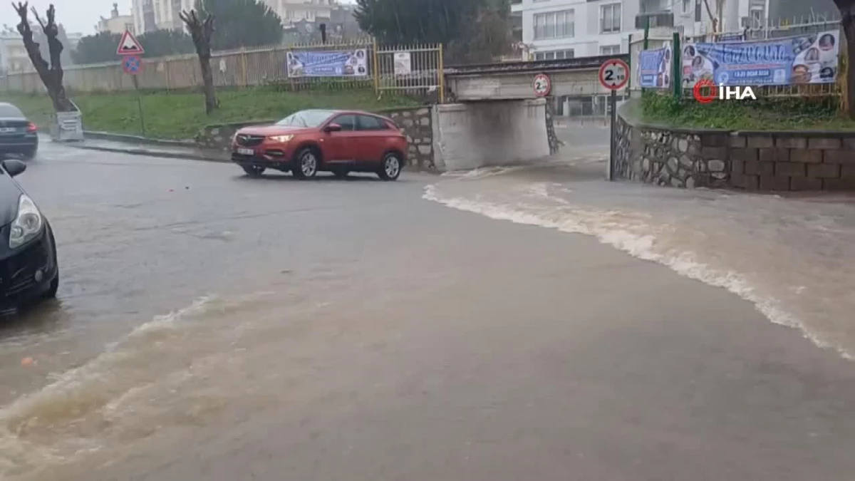 Aydın\'da sağanak yağış: Yollar göle döndü, sürücüler zor anlar yaşadı