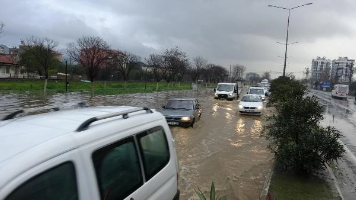 Aydın\'da Sağanak Yağış Sonucu Cadde ve Sokaklar Göle Döndü