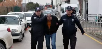Adana'da Sevgilisini Konuşmaya İkna Edemeyen Adam Otomobilini Yumruklayarak Kırdı