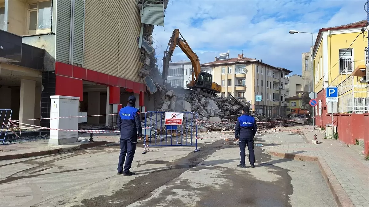 Bafra\'da yıkılan eski belediye binasının yeri otopark ve yeşil alan olarak düzenlenecek