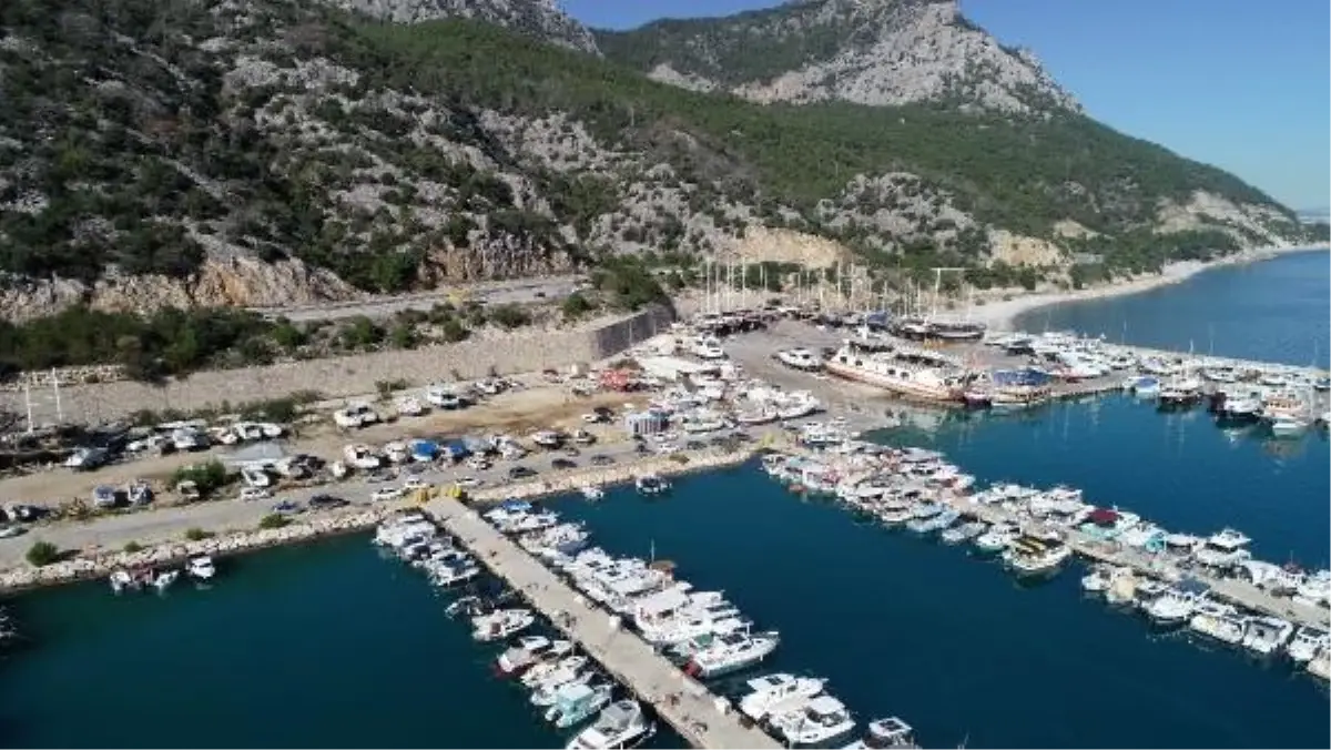 Antalya Balıkçı Barınağı'ndaki İşgalci Tekneler Balıkçıların Kışlamasına Engel Oluyor